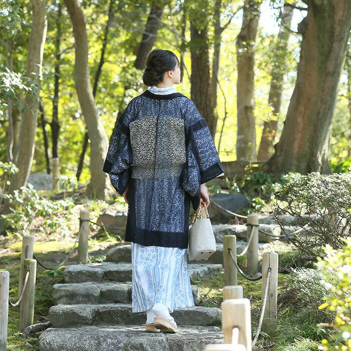 膨れ織の地に光沢のある地紋と上品な花が雰囲気ある