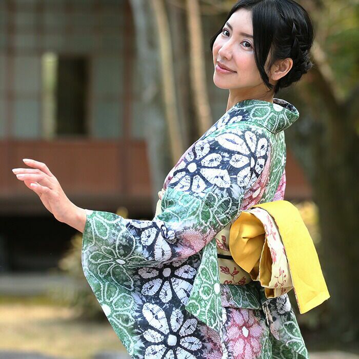 有松鳴海絞り 綿 着物“淡い光を灯し、菊から花菱へと変化